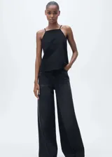 Top negro de algodón con tirantes finos y escote cuadrado. Diseño recto y sin cierre.