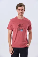 Remera de manga corta color borravino con cuello redondo y estampa frontal de una carpa junto a las inscripciones "Camp Explore Dream Discover" y "Adventure Outside Your Tent".