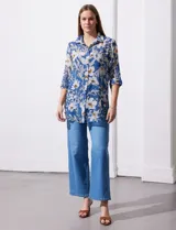 Camisola de gasa estampada con flores, marca Figueroa & Flower. Tiene cuello con solapa, abertura central con botones y mangas regulables con presilla y botón. Incluye musculosa interna.