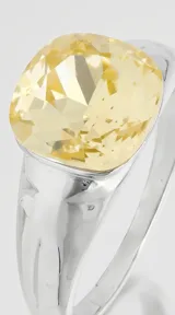 Anillo de plata con cristal cuadrado de color ámbar facetado.
