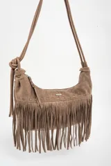Cartera tipo hobo de gamuza sintética color marrón, con diseño de flecos largos en la parte inferior, cierre superior y correa ajustable con nudo decorativo.