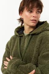 Campera tipo canguro teddy negra con capucha y cierre. El forro es de felpa color verde militar.