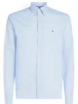 Camisa celeste con micro estampado de puntos, de manga larga y corte regular. Tiene cuello abotonado, cierre con botones y logo de Tommy Hilfiger bordado en el pecho.