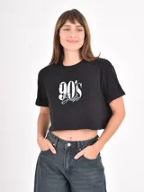 Remera crop top blanca de manga corta con estampa frontal en color negro con diseño tipográfico y gráfico de estrella.