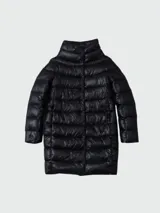 Campera larga de nylon color azul marino, con relleno de plumas, cuello alto y cierre con botones a presión.