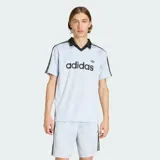 Camiseta deportiva Adidas de manga corta, color celeste con sutiles rayas verticales, cuello polo negro en V y las clásicas tres tiras negras en los hombros. Cuenta con el logotipo de la marca y la inscripción "adidas" en el pecho en color negro.