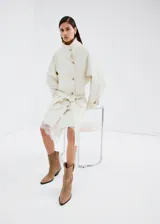 Botin de estilo western confeccionado en piel bovina, con diseño de caña media, punta fina y detalle de tachas metálicas decorativas en el empeine. Cuenta con un pequeño taco cuadrado y suela de caucho.