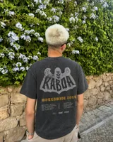 Remera blanca de manga corta, corte regular y cuello redondo, con gran estampado en la espalda de temática "Worldwide Tour" con una calavera y texto en rojo, azul y blanco.