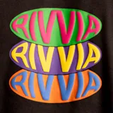 Remera negra de manga corta con estampa centrada en el pecho con el logo de la marca en colores verde, naranja y violeta.