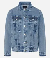 Campera de jean de hombre, color celeste claro con efecto desteñido y desgastado. Presenta cuello, manga larga, cierre frontal con botones blancos y dos bolsillos con solapa y botón en el pecho.