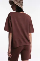 Top de tejido de punto color marrón, con cuello redondo y mangas cortas de corte holgado.