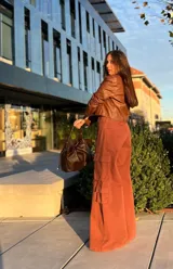 Pantalón marrón de corte palazzo, con bolsillos cargo laterales y cintura alta.