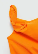 Vestido corto de diseño asimétrico en color naranja vibrante. Presenta un escote de un solo hombro con detalle de tirante ancho fruncido y diseño recto con frunces laterales. Incluye cierre de cremallera invisible en el lateral y forro interior.