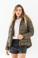 Campera puffer color tostado, con cierre frontal, cuello alto y diseño acolchado horizontal.