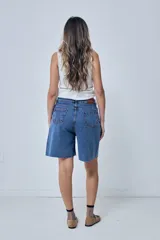 Bermuda de jean azul con corte recto y ruedo desflecado.