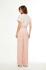 Pantalón de vestir rosado de corte palazzo, con pinzas en la cintura y bolsillos laterales.