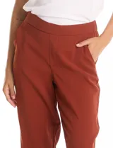 Pantalón de corte relajado con frente liso y cintura elástica en la parte posterior. Presenta una silueta fluida con pierna sutilmente entallada, bolsillos laterales diagonales y bolsillos traseros simulados.