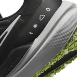 Championes Nike Air Winflo 9 Shield negros con detalles en blanco y verde lima.