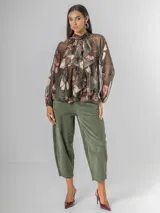 Pantalón tipo carrot de corderoy color verde oliva, con cintura elastizada y largo capri/cropped.