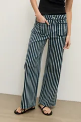 Pantalón de jean azul marino con diseño de rayas verticales blancas, tiro medio, corte acampanado y bolsillos delanteros aplicados.