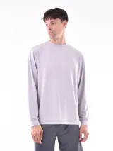Remera manga larga color gris claro con textura de micro puntos.