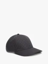 Gorra de béisbol gris oscuro de seis paneles con diseño integral de logos en jacquard, ojales de ventilación y visera curvada.
