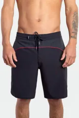 Short de baño O'Neill Scallop Cruzer color negro, con detalles de vivos rojos en la parte frontal y cordón ajustable en la cintura.