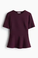 Top de punto de crepé color bordó, de manga corta, con escote redondo, pinzas en el busto y diseño con peplum en la cintura.