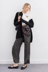 Pantalon tipo palazzo de tiro alto, confeccionado en viscosa estampada con diseño geométrico multicolor. Presenta cierre lateral invisible y bolsillos diagonales.