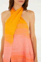 Vestido con estampado náutico degradado, sin tirantes y anudado al cuello.