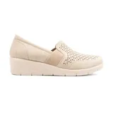 Zapato casual Korium Confort Thia 491 color beige, con capellada calada, elástico lateral y plataforma baja.