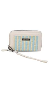 Billetera mediana con cierre perimetral, confeccionada en cuero sintético rosa y detalle central de tejido tipo telar con rayas verticales en amarillo, rosa y negro. Incluye correa de mano desmontable y placa metálica con logo de la marca.