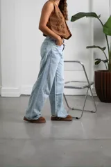 Jean de corte wide leg en color celeste claro, con diseño de tiro medio y acabado desgastado.