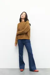 Sweater azul marino de punto con textura en relieve.