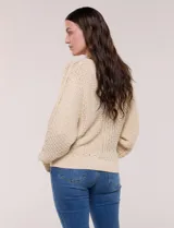 Buzo de algodón blanco con diseño de punto calado y mangas anchas.