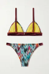 Conjunto de bikini azul con tirantes y detalles de banda estampada multicolor, y forro interior en tono verde lima.
