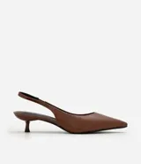 Zapato tipo slingback de punta fina en color marrón, con tira trasera ajustable y tacón bajo tipo kitten heel.