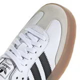 Championes Adidas Sambae W, color blanco con detalles en negro y suela marrón.