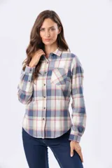 Camisa de viyela a cuadros en tonos rosado, beige y gris, de manga larga, con cuello camisero, cierre frontal de botones y un bolsillo aplicado en el pecho.