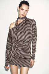 Vestido midi de punto a rayas horizontales en tonos marrón y negro, con cuello barco y mangas largas. Incluye un cinturón ajustable de la misma tela.