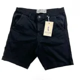 Bermuda de vestir negra con bolsillos laterales y traseros.