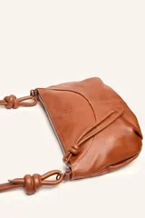 Cartera bandolera de cuero marrón con forma relajada, diseño de costuras curvas y detalles de nudos hechos a mano en las asas.