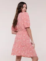 Vestido corto de calce fluido con escote en V y mangas cortas abullonadas. Presenta cintura elastizada con cordón ajustable y falda con volados en el borde inferior.