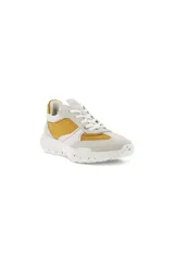 Zapatillas Ecco Retro Runner color blanco hueso con detalles en amarillo mostaza y gris. Confeccionadas en malla, cuero y gamuza.