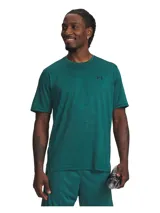Remera deportiva Under Armour de manga corta, confeccionada en tejido técnico ultratranspirable con textura jaspeada. Presenta cuello redondo, corte holgado y logo de la marca estampado en el pecho.