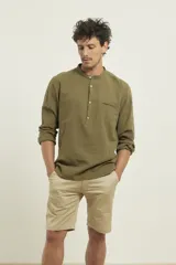 Camisa de lino color salmón con cuello mao, manga larga y bolsillo de parche en el pecho.