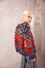 Sweater de lana tejido y bordado a mano con diseño de patrones geométricos multicolores. Presenta un calce holgado, cuello a la base y puños acanalados.