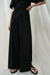 Pantalón largo color bordó, confeccionado en crepe fluido, con tiro alto, cintura elástica y diseño de pierna ancha.