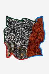 Pañuelo cuadrado de poliéster reciclado con diseño patchwork que combina estampados de animal print en tonos beige, marrón y negro, con bordes a contraste en negro, verde y rojo.
