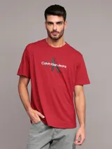 Remera Calvin Klein Jeans de punto de algodón prémium en color rojo, con corte regular clásico, cuello redondo, mangas cortas y monograma de la marca estampado en el pecho.